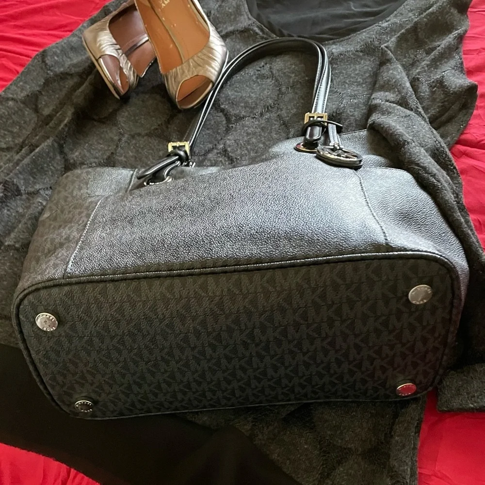 MICHAEL Michael Kors
East-West Monogram Zip Tote Bag  NWOT - Picture 6 of 16